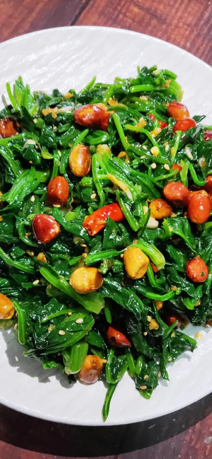 Cold salad with spinach and peanuts  step 0