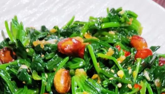 Cold salad with spinach and peanuts 