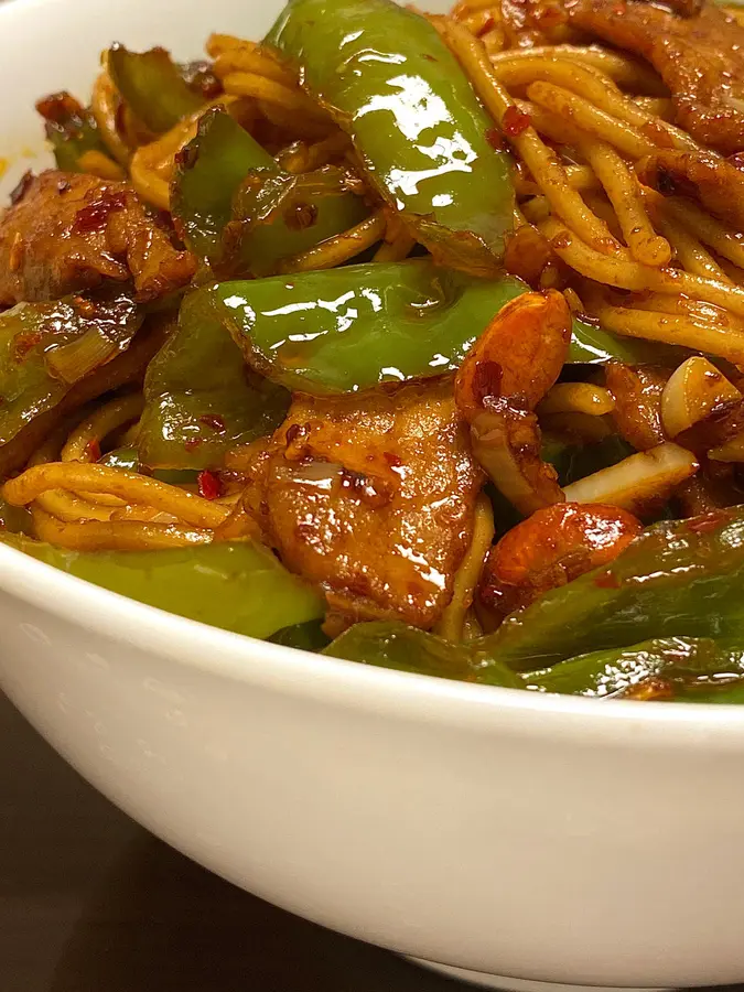 Stir-fried pork and fried noodles step 0