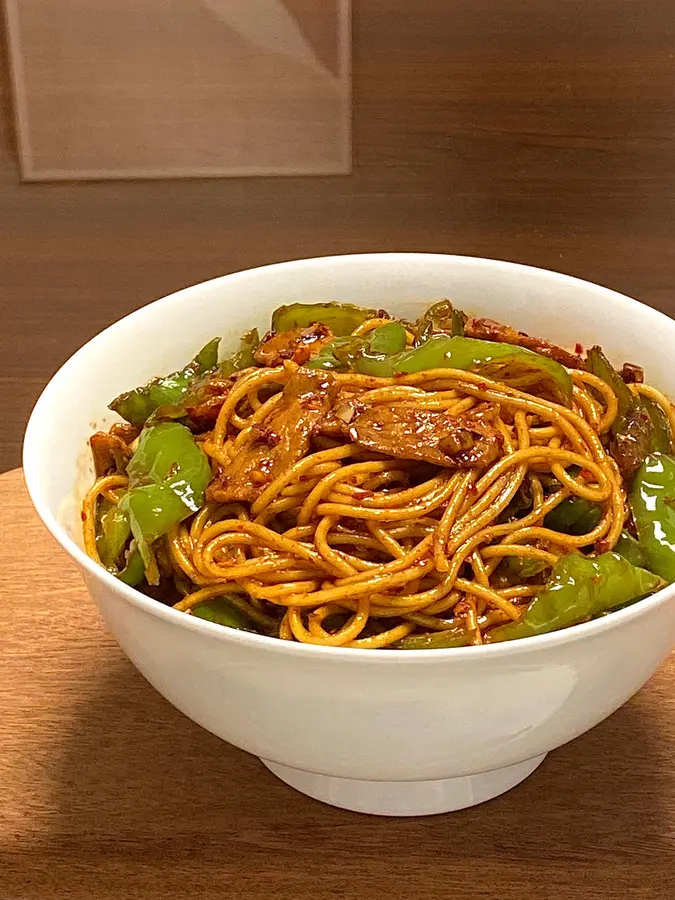 Stir-fried pork and fried noodles