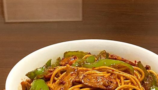 Stir-fried pork and fried noodles