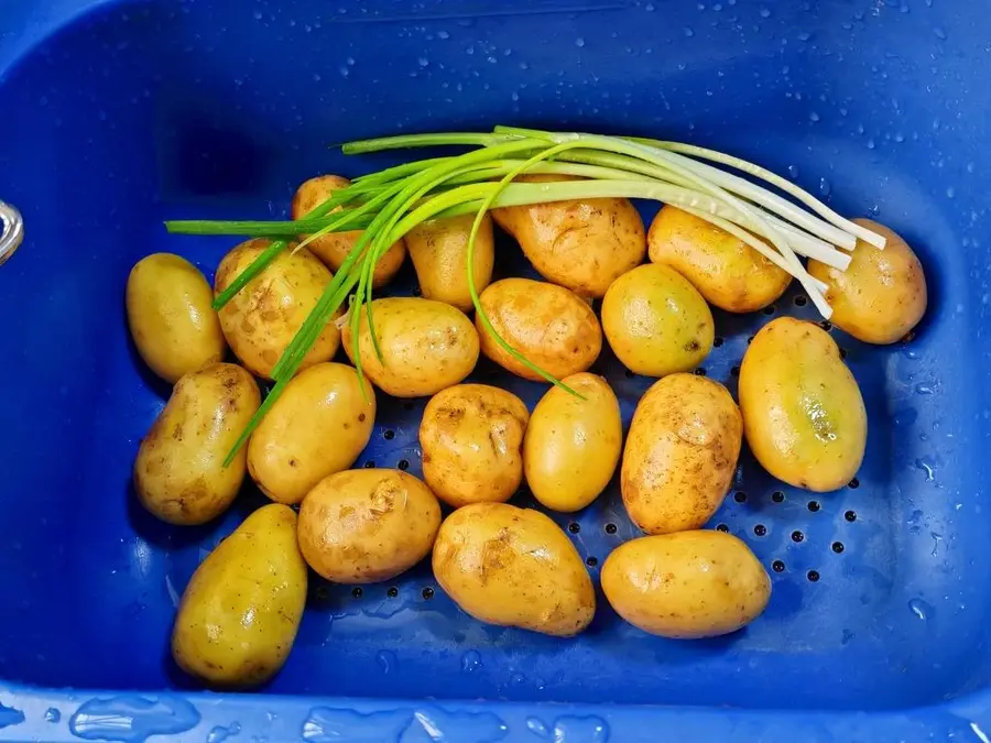 Fast dish, braised small potatoes step 0