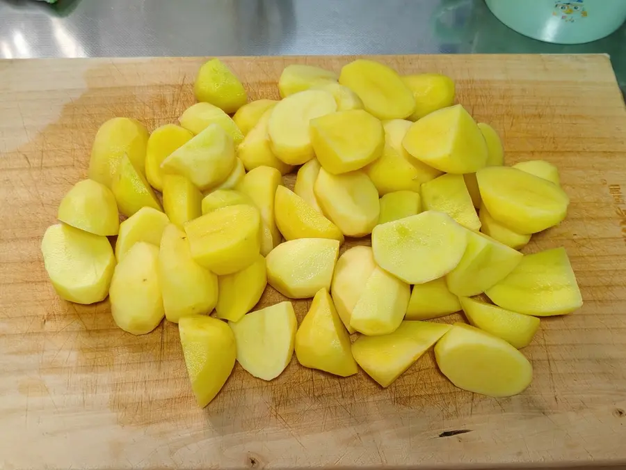 Fast dish, braised small potatoes step 0