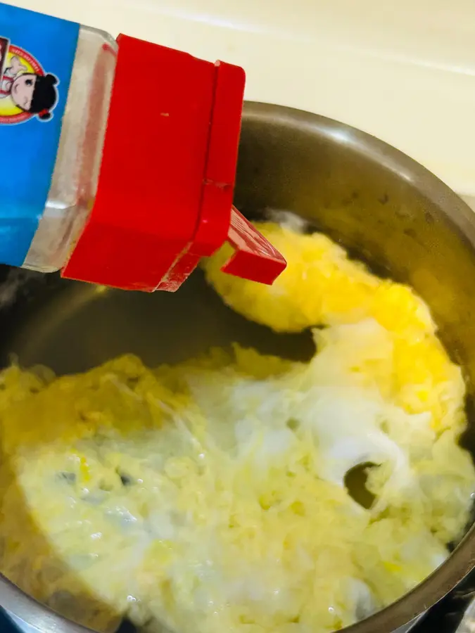 Egg soup with seaweed and seaweed step 0