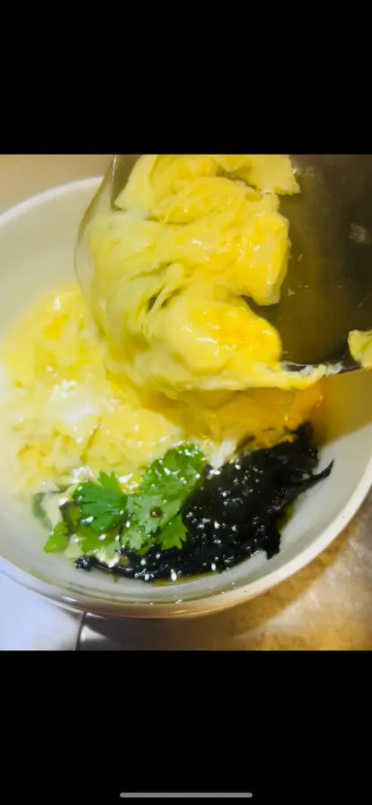 Egg soup with seaweed and seaweed step 0