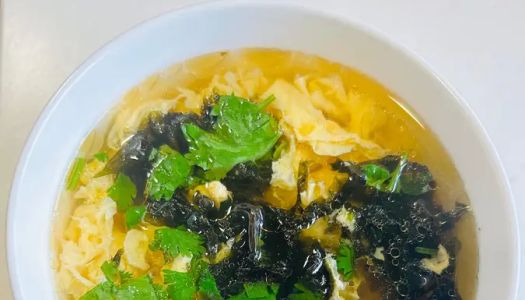 Egg soup with seaweed and seaweed