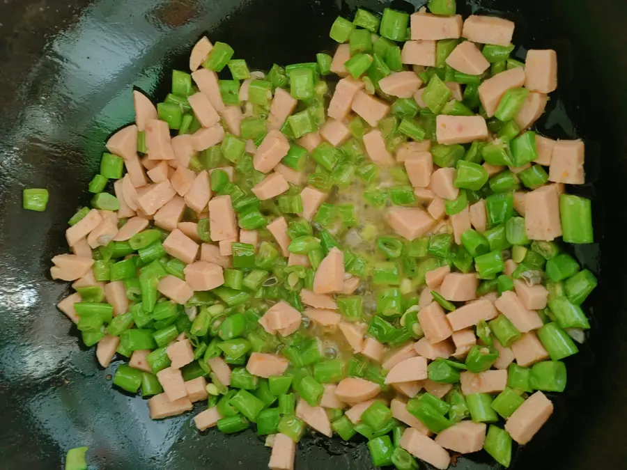 Kuaishou dish, suitable for the elderly, children, babies, children's green beans fried ham sausage step 0