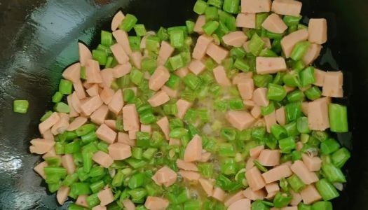 Kuaishou dish, suitable for the elderly, children, babies, children's green beans fried ham sausage