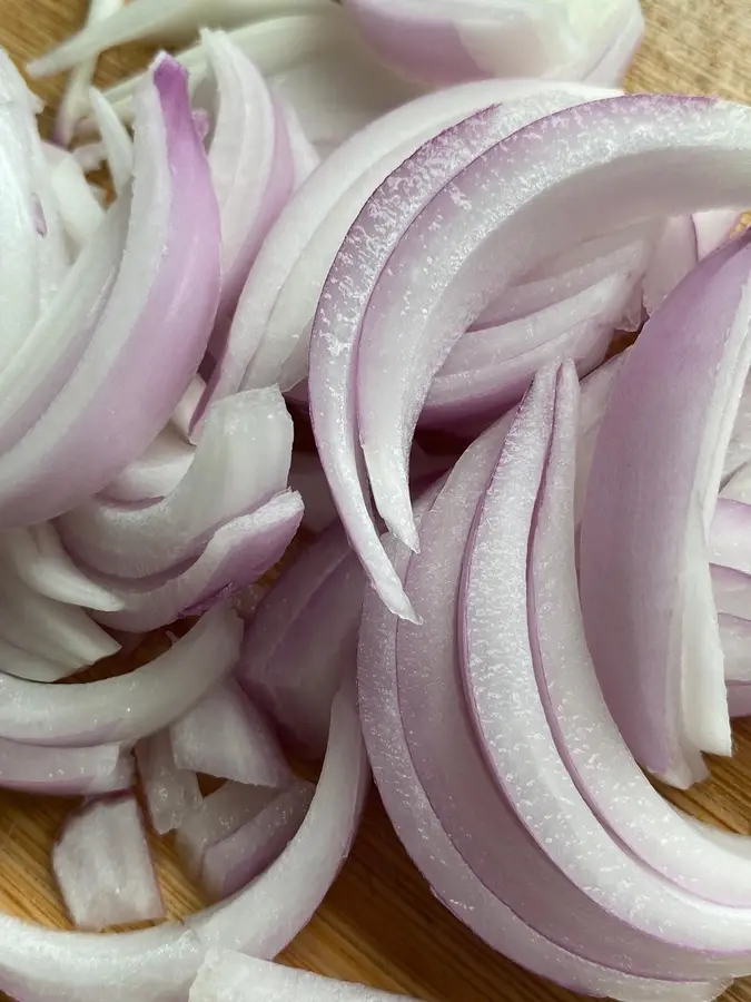 Quick dish: Stir-fried beef with onions, eat onion and fat beef rolls step 0