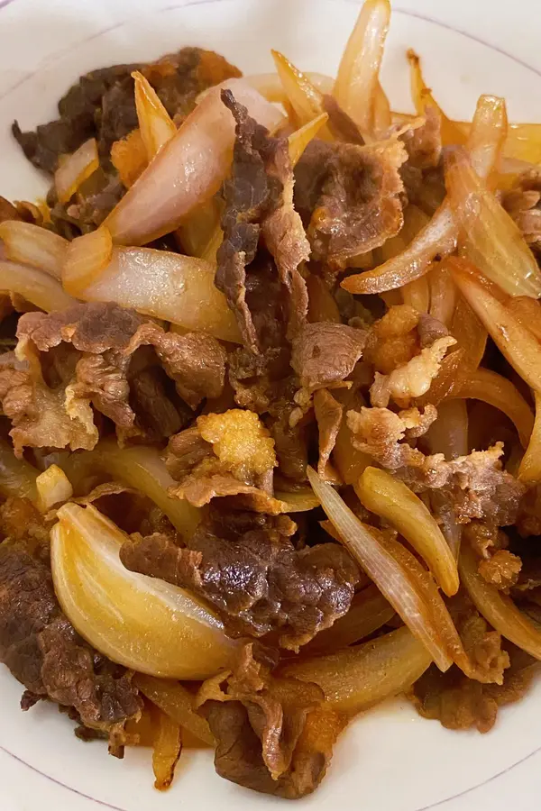 Quick dish: Stir-fried beef with onions, eat onion and fat beef rolls step 0