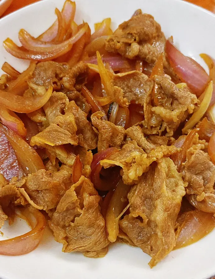 Quick dish: Stir-fried beef with onions, eat onion and fat beef rolls