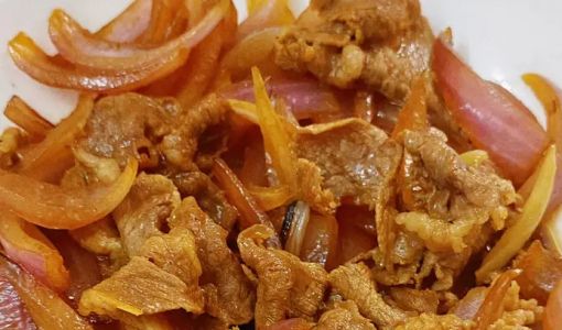 Quick dish: Stir-fried beef with onions, eat onion and fat beef rolls