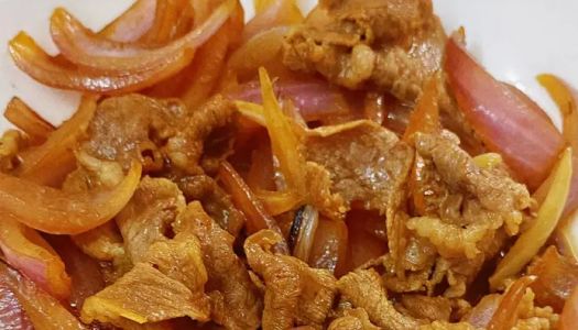 Quick dish: Stir-fried beef with onions, eat onion and fat beef rolls