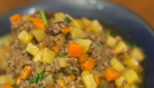 Children's favorite fast dish - curry potatoes, carrots, beef cubes