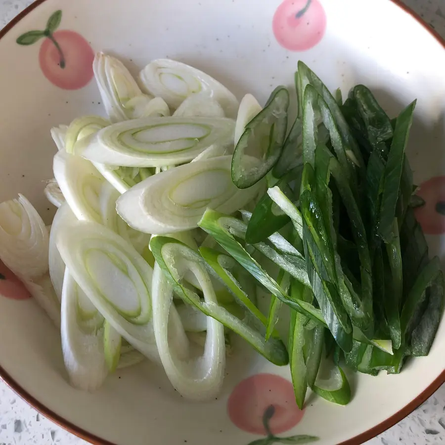 Stir-fried lamb with green onions step 0