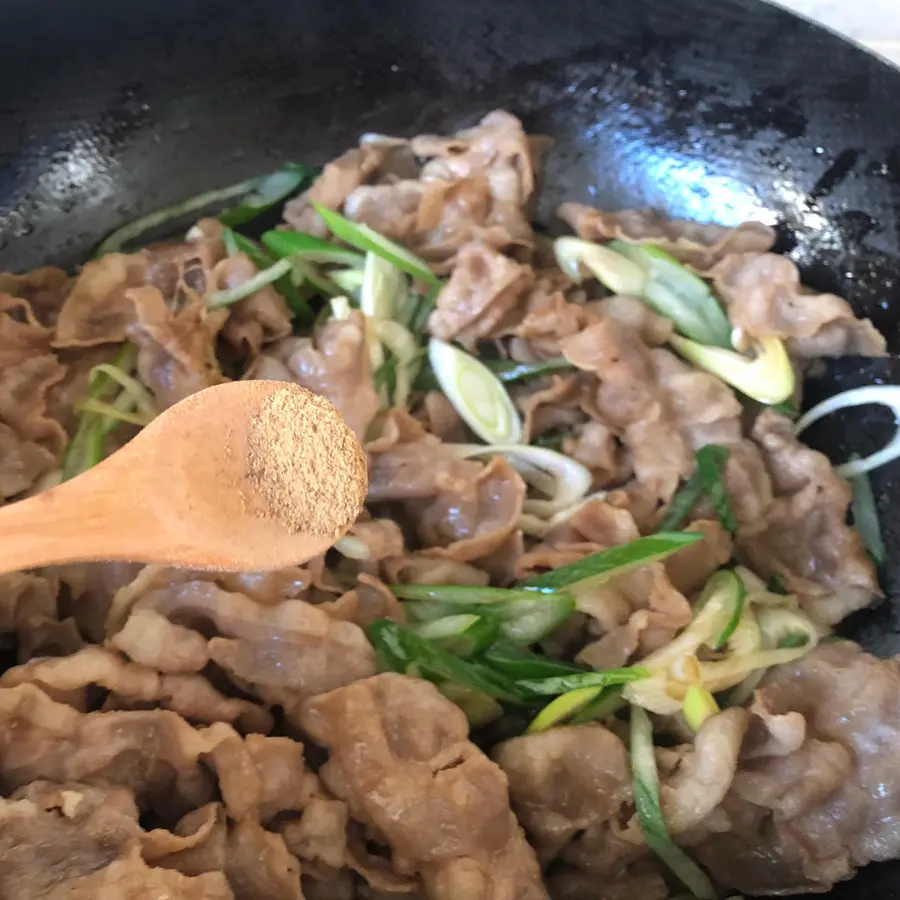 Stir-fried lamb with green onions step 0