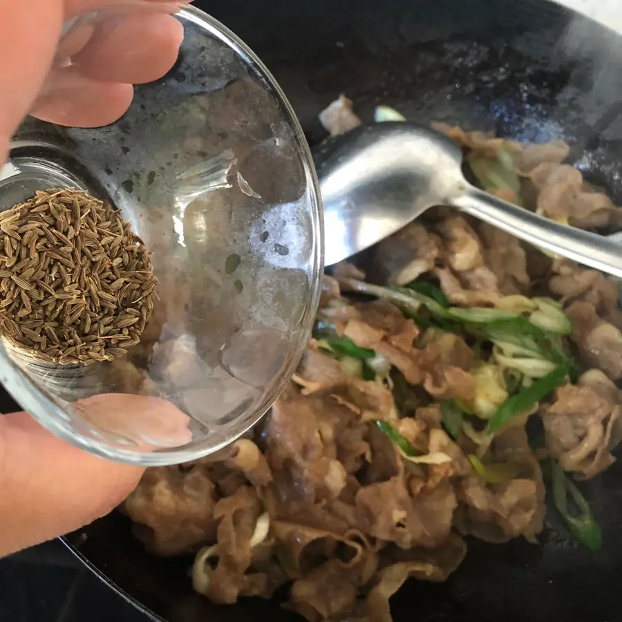 Stir-fried lamb with green onions step 0