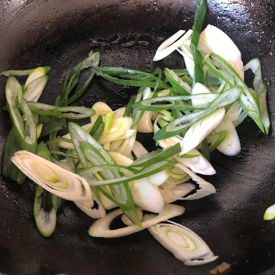 Stir-fried lamb with green onions step 0