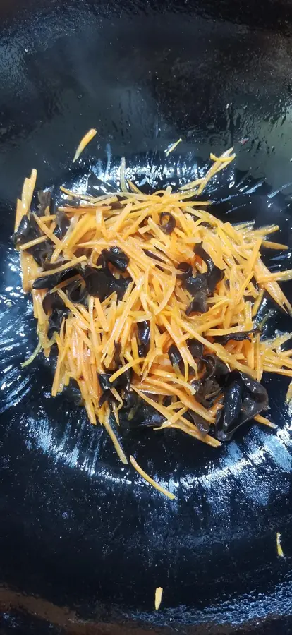 Fish-flavored shredded pork (children's version) step 0