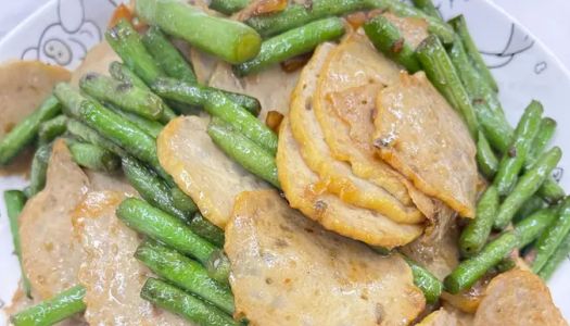 Stir-fried beans with fast dish golden pork strips