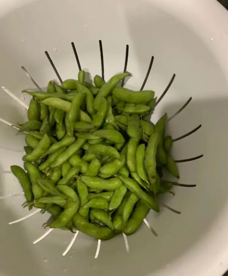 A three-step minimalist quick dish: edamame step 0