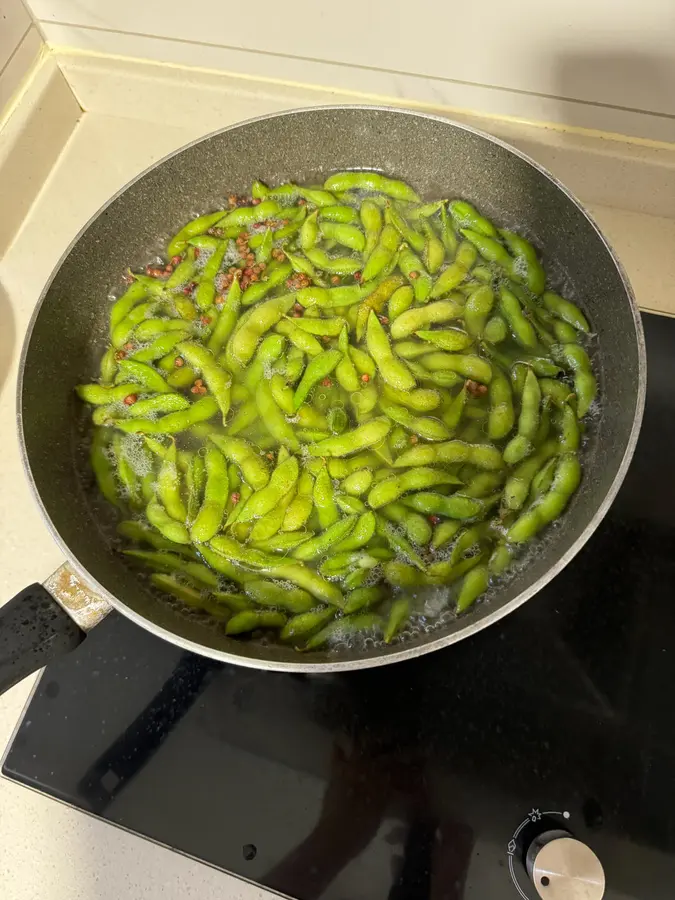 A three-step minimalist quick dish: edamame step 0