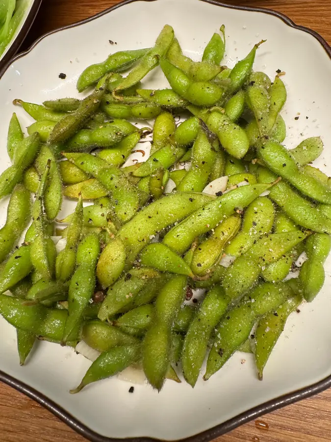 A three-step minimalist quick dish: edamame