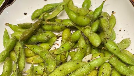 A three-step minimalist quick dish: edamame