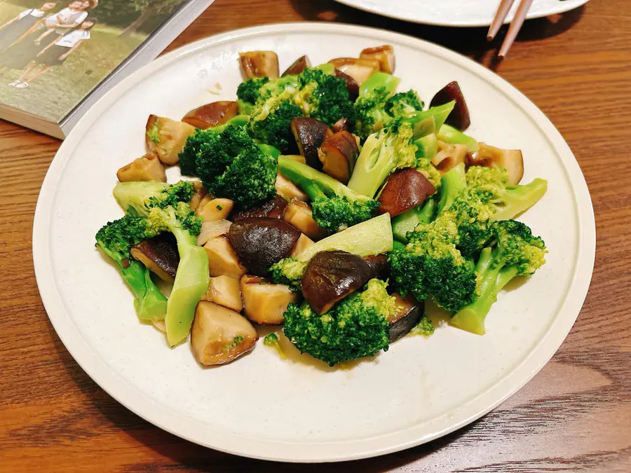 Quick stir-fry - [stir-fried shiitake mushrooms with broccoli in oyster sauce] step 0