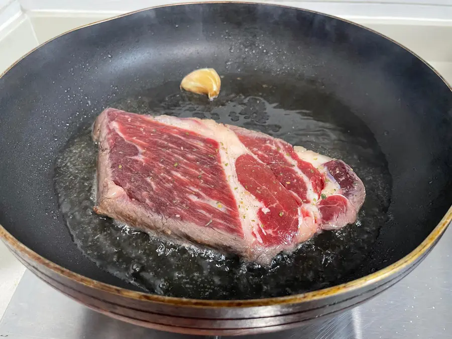 Pan-fried raw-cut steak step 0