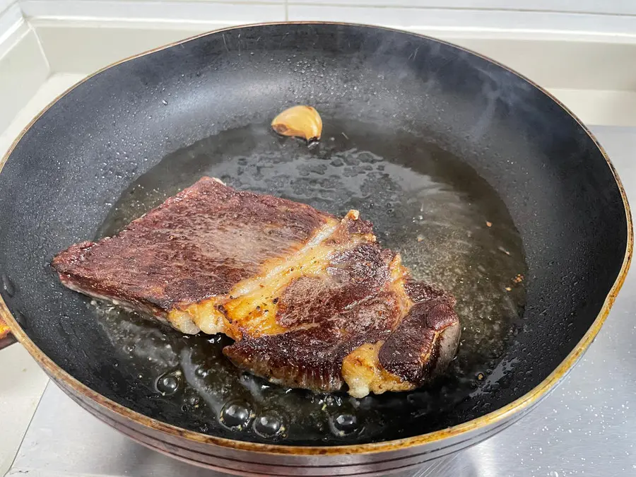 Pan-fried raw-cut steak step 0