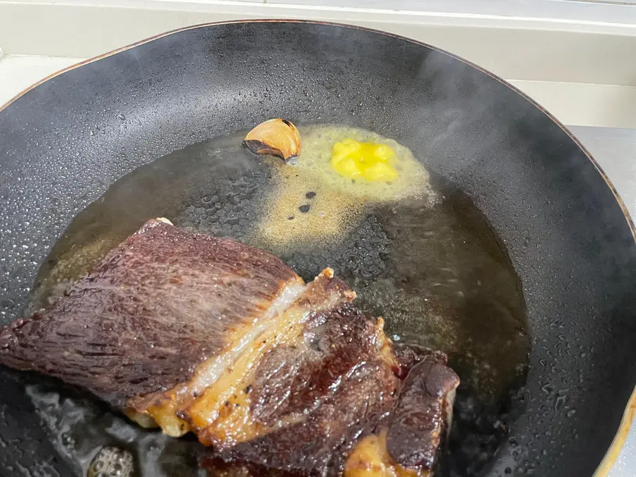 Pan-fried raw-cut steak step 0