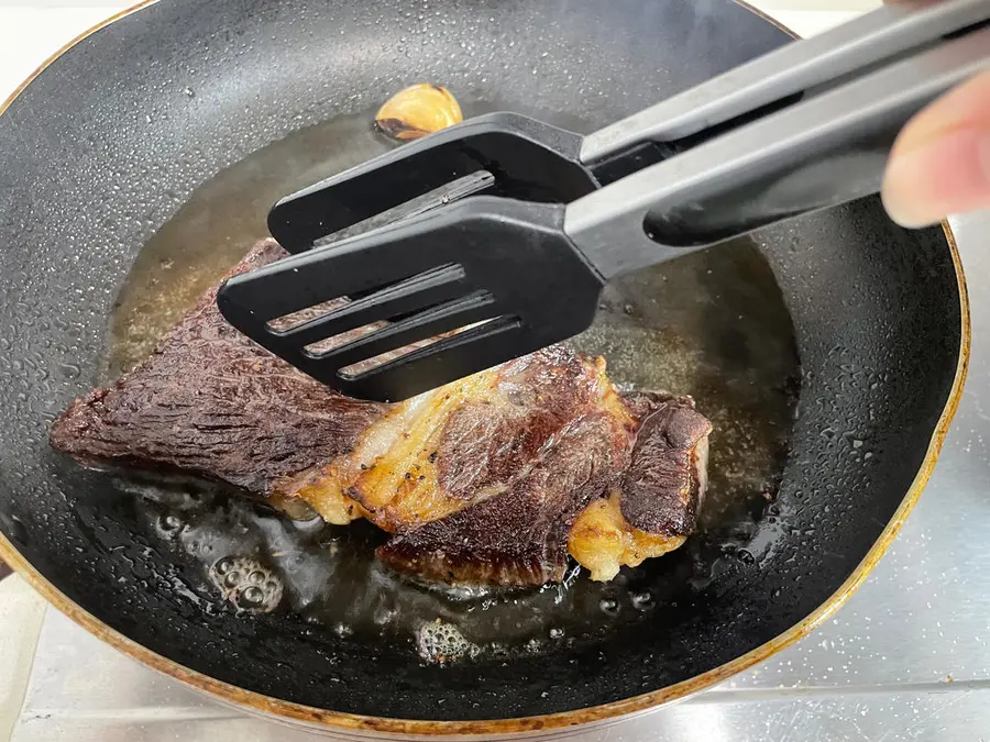 Pan-fried raw-cut steak step 0