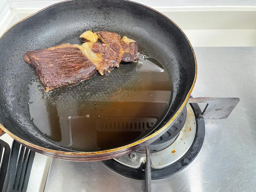 Pan-fried raw-cut steak step 0