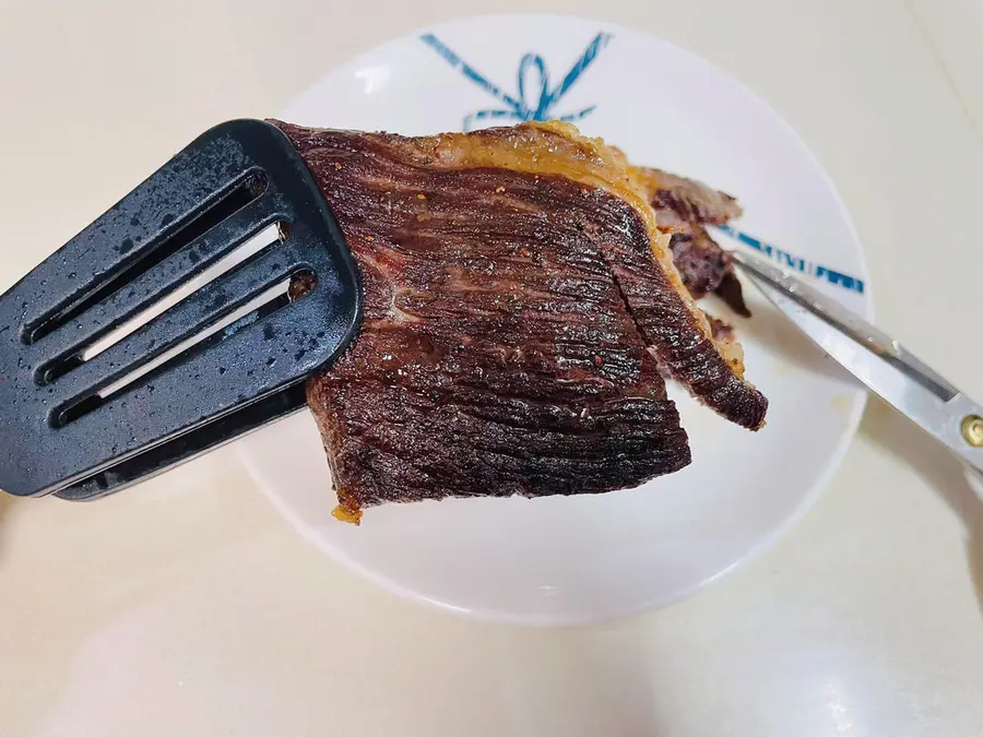 Pan-fried raw-cut steak step 0