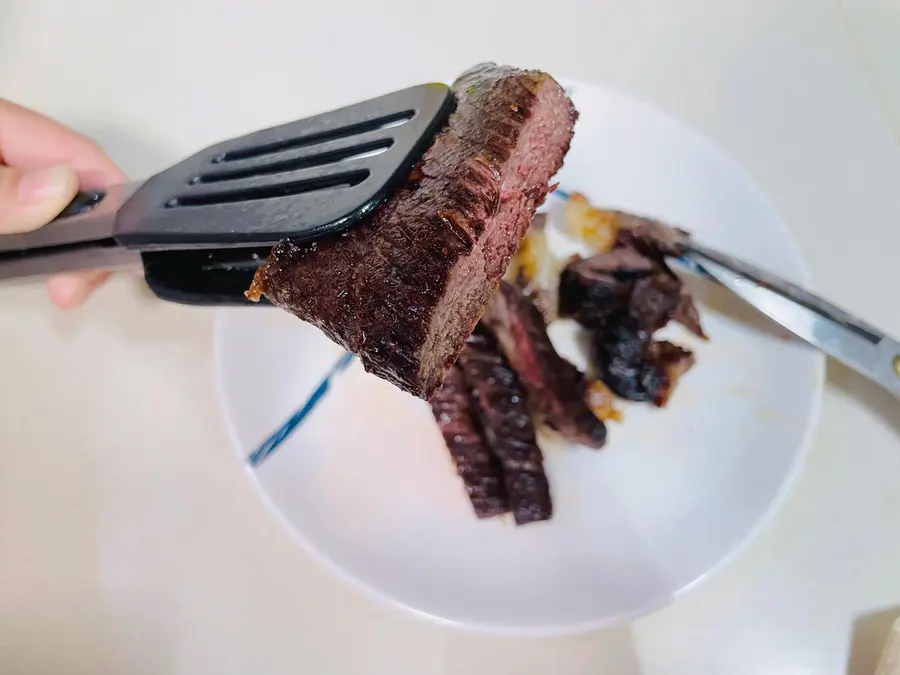 Pan-fried raw-cut steak step 0