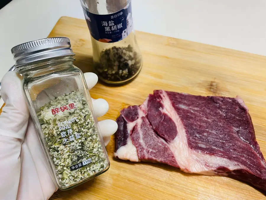 Pan-fried raw-cut steak step 0