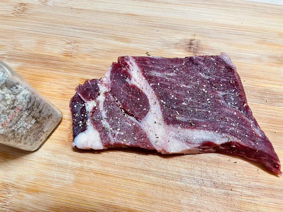 Pan-fried raw-cut steak step 0