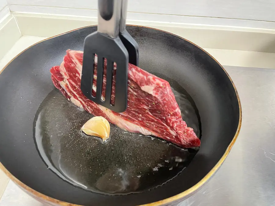 Pan-fried raw-cut steak step 0