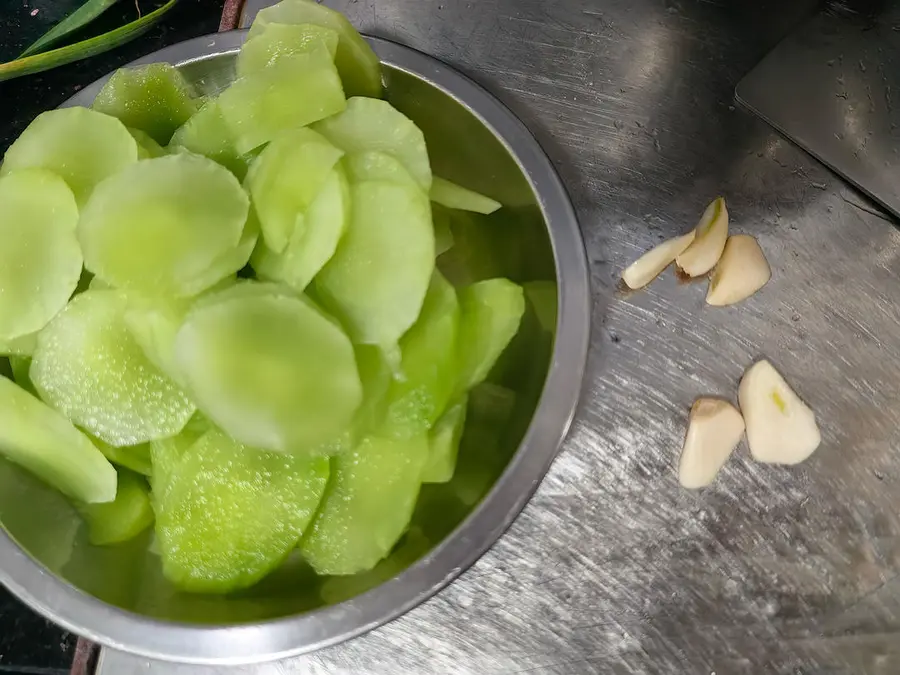 Quick dish: stir-fried lettuce step 0