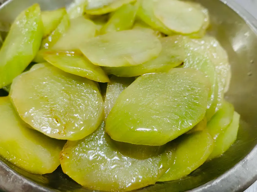 Quick dish: stir-fried lettuce step 0