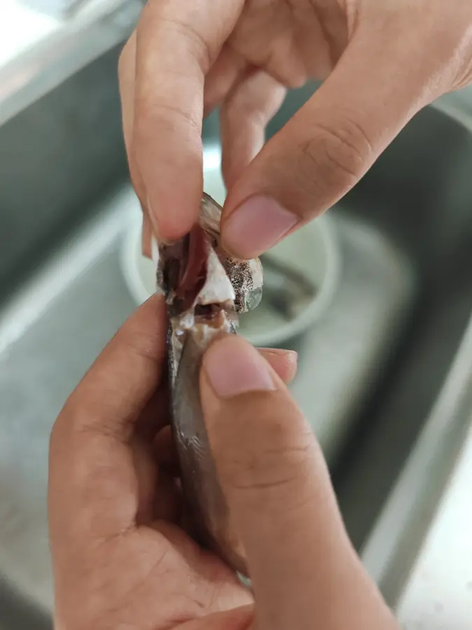 Pan-fried capelin with fast hands step 0