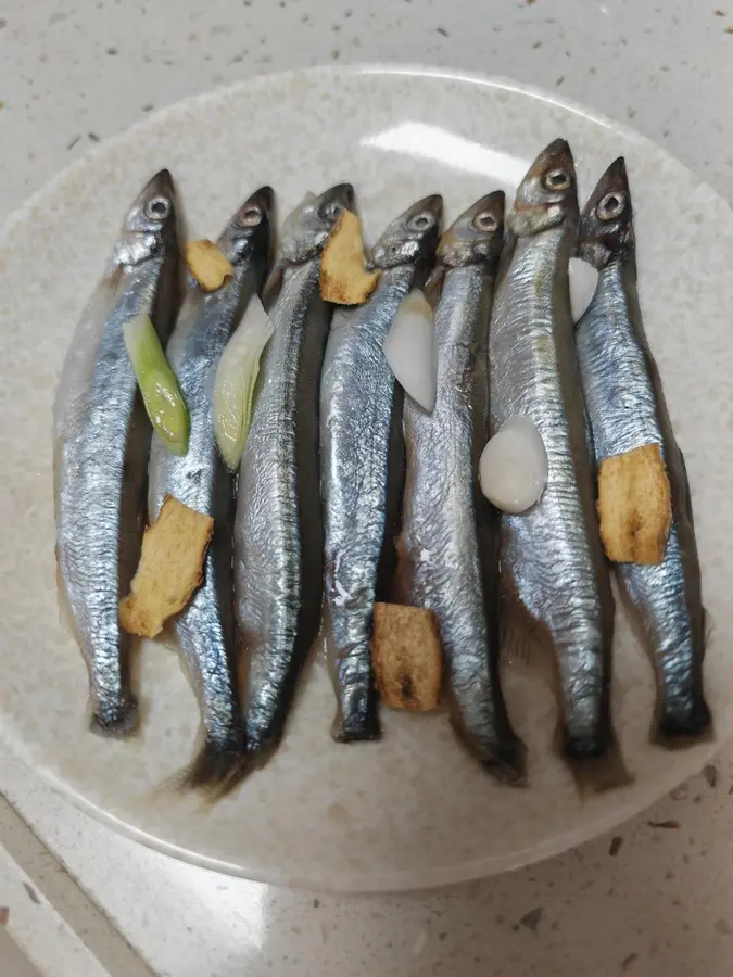 Pan-fried capelin with fast hands step 0