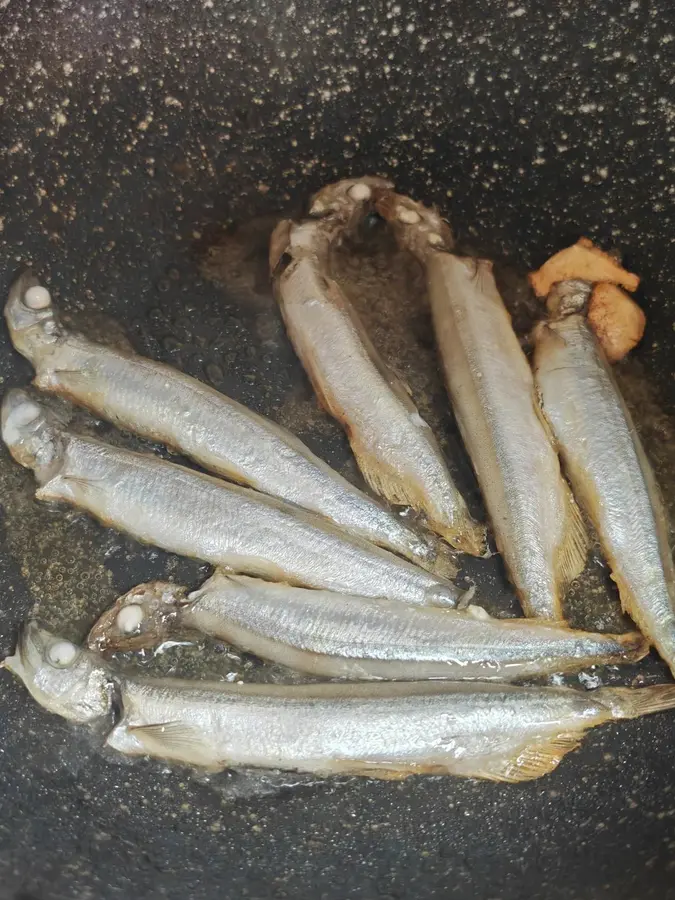 Pan-fried capelin with fast hands step 0