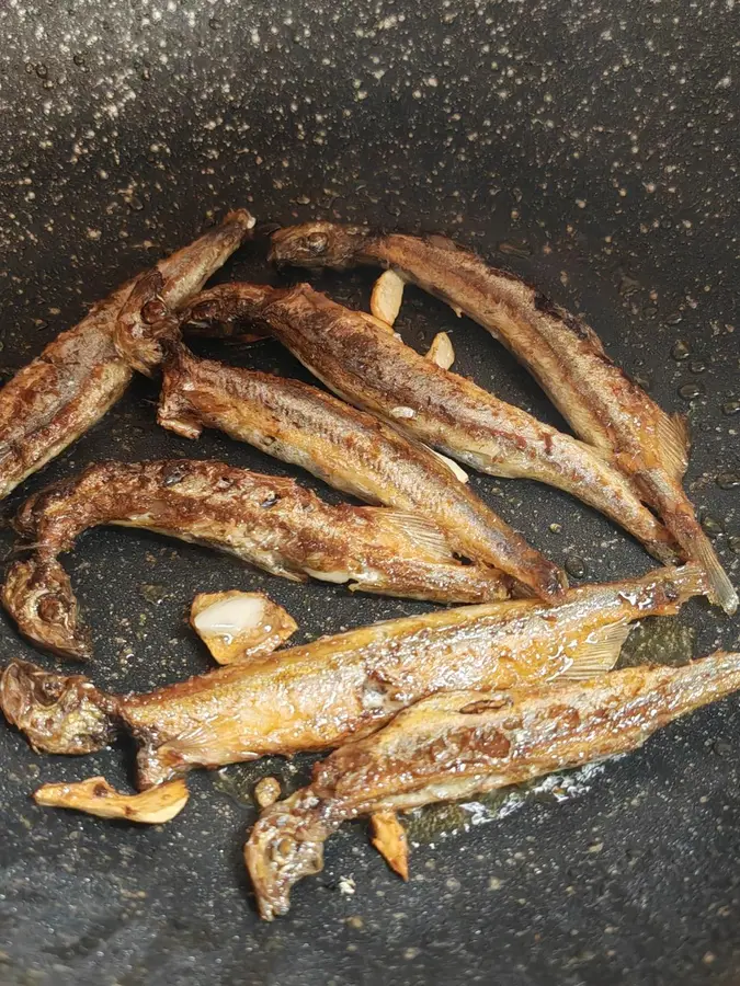 Pan-fried capelin with fast hands step 0