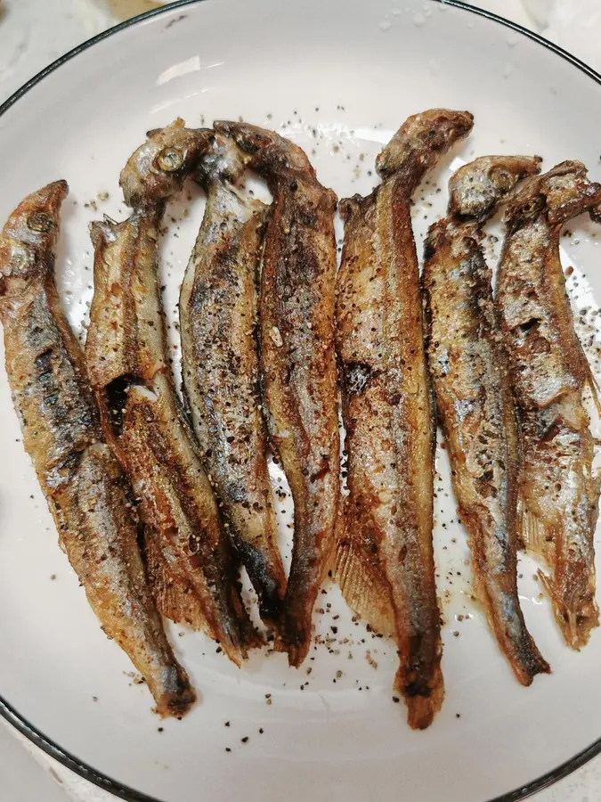 Pan-fried capelin with fast hands step 0