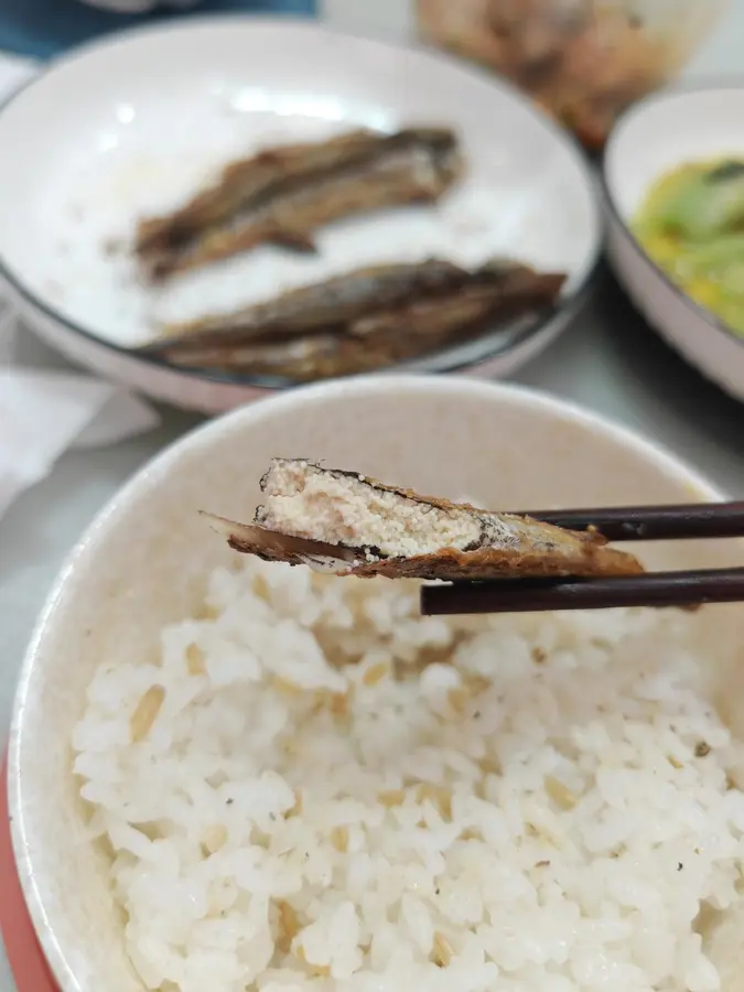 Pan-fried capelin with fast hands step 0