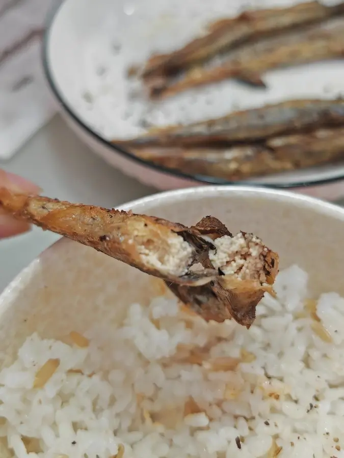 Pan-fried capelin with fast hands step 0