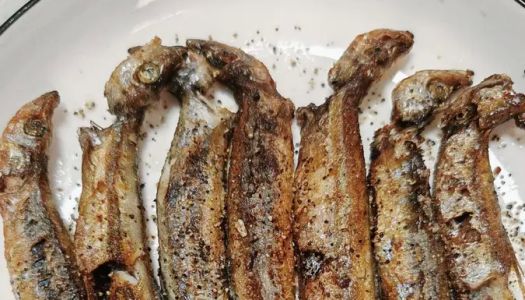 Pan-fried capelin with fast hands