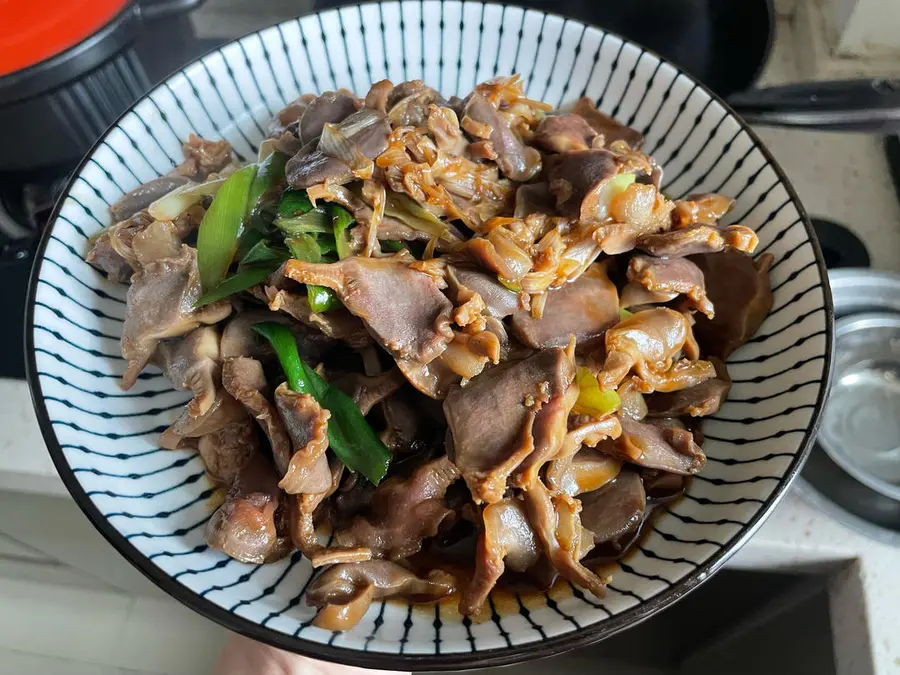 Kuaishou dish ~ stir-fried duck gizzard with green onions step 0